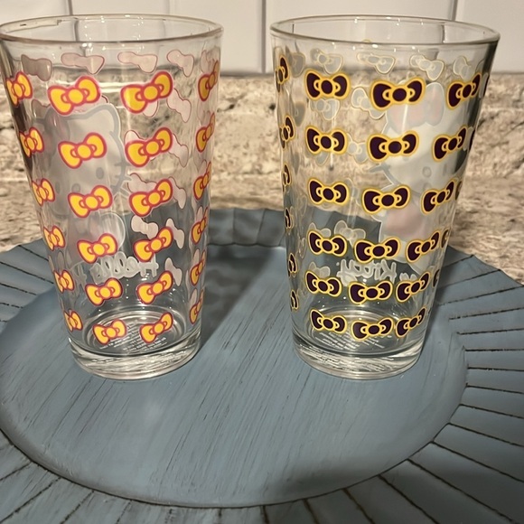 🆕 Hello Kitty Set of two 16 Oz Drinking Glassware Set Bows - Picture 3 of 5